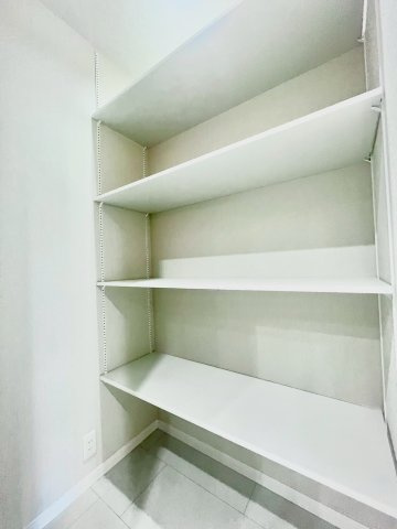 藤和護国寺コープの収納|パントリーがあれば調理器具までスッキリ！食品の在庫も分かりやすく取り出しもスムーズ。

現地ご見学希望・資料請求などお気軽にお問い合わせ下さい！
03-5990-5201