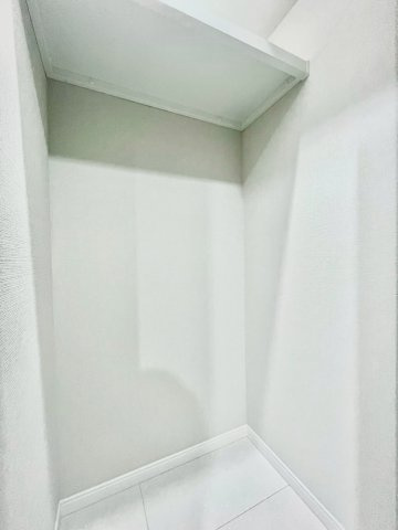 藤和護国寺コープの収納|四季に応じて衣類などをしまう事ができる、大型収納スペースのウォークインクローゼット！

現地ご見学希望・資料請求などお気軽にお問い合わせ下さい！
03-5990-5201