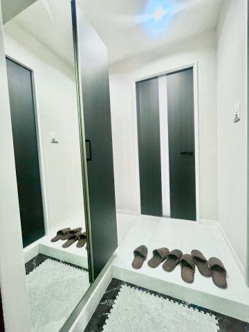藤和護国寺コープの玄関|玄関横にはシューズボックスがついているため、片付いた玄関がキープできます！

現地ご見学希望・資料請求などお気軽にお問い合わせ下さい！
03-5990-5201
