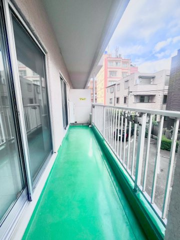 藤和護国寺コープのバルコニー|大きな空に包まれて、太陽の光をたっぷりと浴びながら過ごす毎日は、自然と家族の笑顔で溢れます。

現地ご見学希望・資料請求などお気軽にお問い合わせ下さい！
03-5990-5201