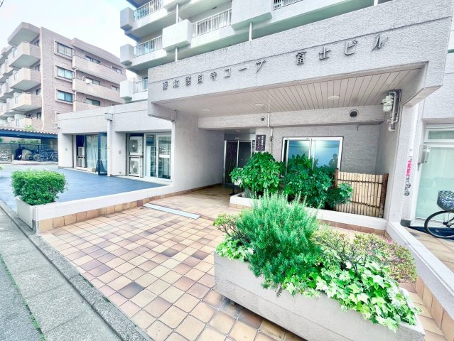 藤和護国寺コープのエントランス|広々としたエントランスアプローチ！

現地ご見学希望・資料請求などお気軽にお問い合わせ下さい！
03-5990-5201