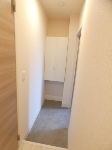 ヒルズライフ B棟の玄関