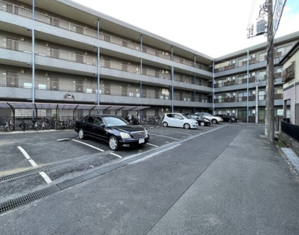 ロイヤル国立の駐車場