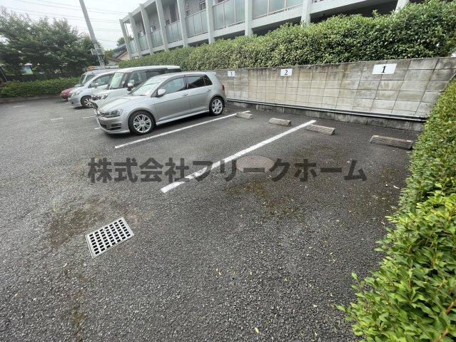 小金井市梶野町２丁目の賃貸マンションの駐車場