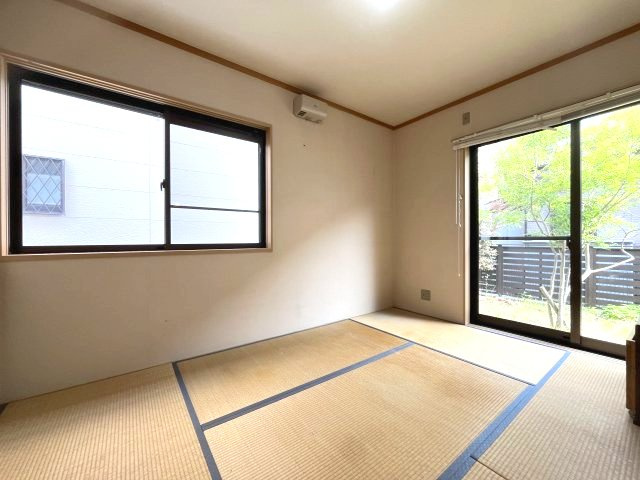 泉南郡熊取町つばさが丘西2丁目　中古戸建の和室|【和室6帖】
引き戸を開けるとLDKと合わせて20帖の広々空間に。
お子様の遊び場などに。