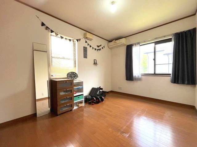 泉南郡熊取町つばさが丘西2丁目　中古戸建の洋室|【洋室6帖】
二面採光で明るいお部屋です。
収納もございます。