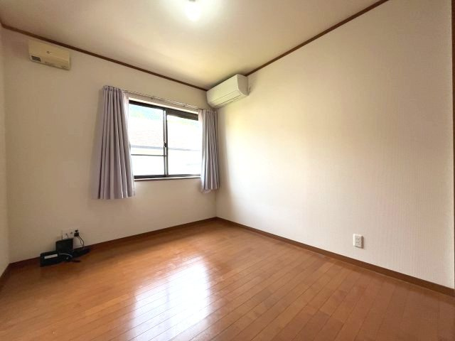 泉南郡熊取町つばさが丘西2丁目　中古戸建の洋室|【洋室5.3帖】
趣味に合わせて使って頂けるようシンプルなお部屋です。
収納もございます。