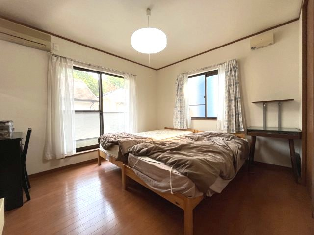 泉南郡熊取町つばさが丘西2丁目　中古戸建の洋室|【洋室7帖】
収納はWICの主寝室に最適なお部屋です。
ダブルベッドを置いても余裕です。