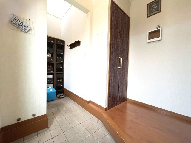泉南郡熊取町つばさが丘西2丁目　中古戸建の玄関|靴が多くても安心の玄関収納＋吹き抜けで開放的なシューズインクロークの収納豊富な玄関です。
