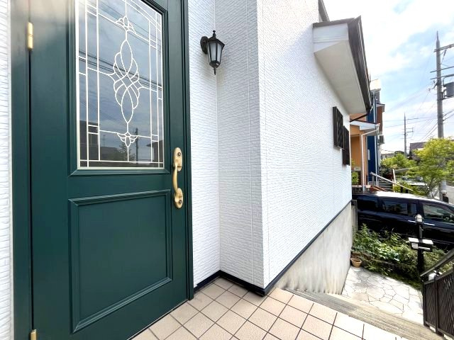 泉南郡熊取町つばさが丘西2丁目　中古戸建のバルコニー|毎日通る玄関はオシャレです。