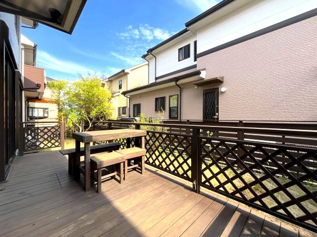 泉南郡熊取町つばさが丘西2丁目　中古戸建の庭|LDKに隣接の開放的な広々ウッドデッキ。
バーベキューや読書などリフレッシュスペースとして。
