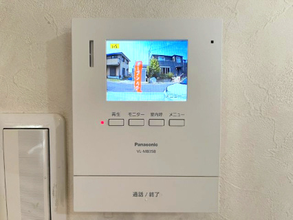 泉南郡熊取町つばさが丘西2丁目　中古戸建のセキュリティ|来客者を確認出来るＴＶモニターつき。
普段の生活時やお子様が一人でお留守番する際にも安心ですね。