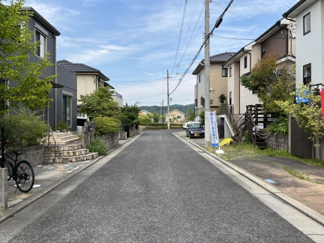 泉南郡熊取町つばさが丘西2丁目　中古戸建の前面道路含む現地写真|前面道路約5.4メートルございますので駐車も通行もラクラクです。