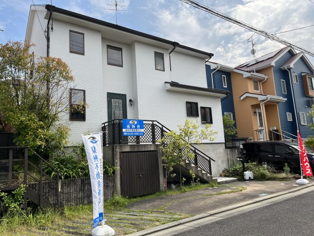 泉南郡熊取町つばさが丘西2丁目　中古戸建の外観|広々ウッドデッキ＆ドッグランもできるお庭のあるお家。
全方位隣地との間隔が広く通風・採光良好です。