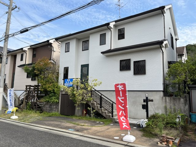 泉南郡熊取町つばさが丘西2丁目　中古戸建の外観|広々ウッドデッキ＆ドッグランもできるお庭のあるお家。
全方位隣地との間隔が広く通風・採光良好です。
