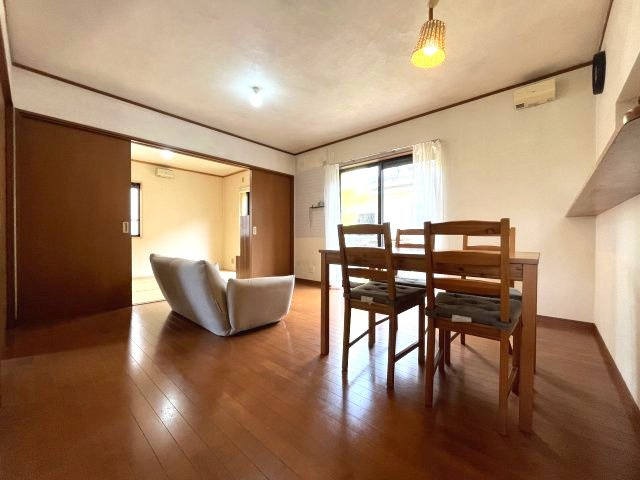 泉南郡熊取町つばさが丘西2丁目　中古戸建の居間・リビング|【LDK14帖】
通風採光良好な空間にご家族皆様が快適に過ごせます。
ウッドデッキへ出入り可能です。