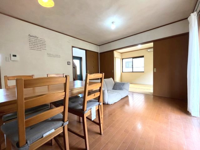 泉南郡熊取町つばさが丘西2丁目　中古戸建の居間・リビング|【LDK14帖】
通風採光良好な空間にご家族皆様が快適に過ごせます。
ウッドデッキへ出入り可能です。