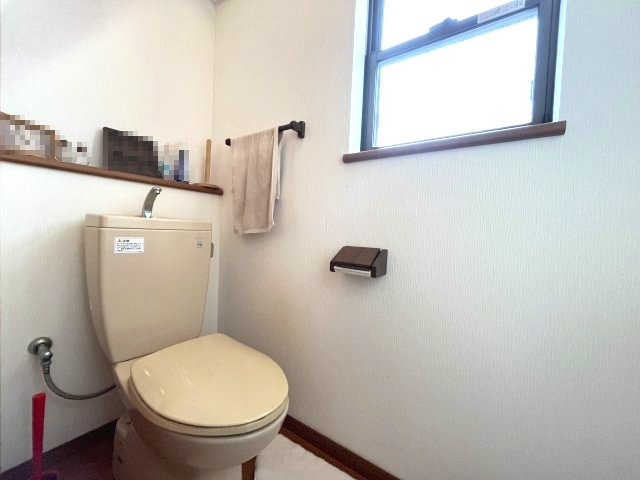泉南郡熊取町つばさが丘西2丁目　中古戸建のトイレ|【2階トイレ】
トイレは2か所。どちらも窓がついており換気がラクラク。
嫌な臭いも気になりませんね。
