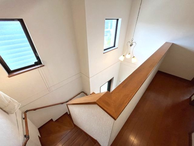 泉南郡熊取町つばさが丘西2丁目　中古戸建の内装|吹き抜けのため閉鎖的ではなく、開放的な空間です。
