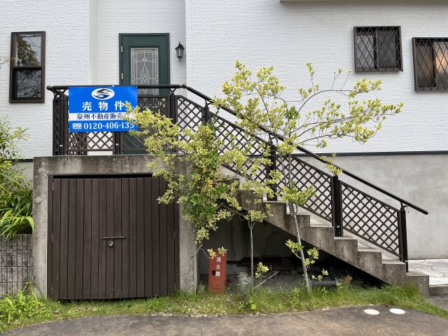 泉南郡熊取町つばさが丘西2丁目　中古戸建の収納|玄関下には広々とした収納スペースがございます。