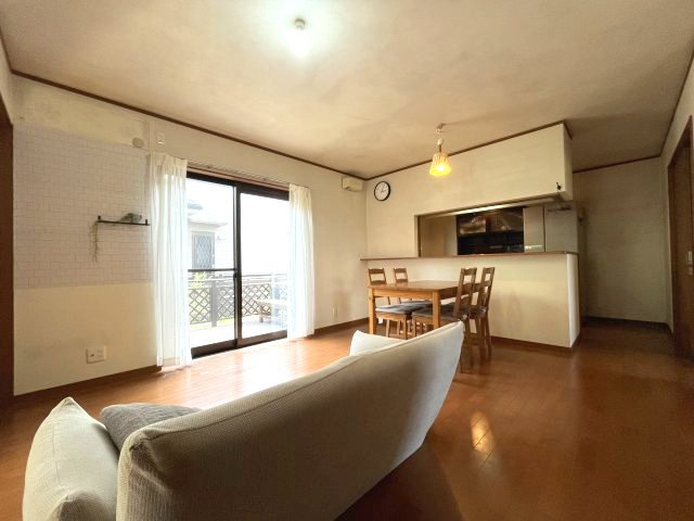 泉南郡熊取町つばさが丘西2丁目　中古戸建の居間・リビング|【LDK14帖】
通風採光良好な空間にご家族皆様が快適に過ごせます。
ウッドデッキへ出入り可能です。