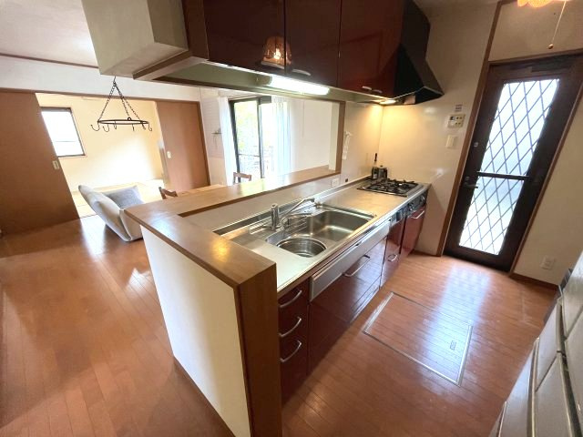 泉南郡熊取町つばさが丘西2丁目　中古戸建のキッチン|リビング全体が見渡せてご家族との会話が弾む対面式キッチン。
食洗器など充実の設備。