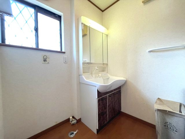 泉南郡熊取町つばさが丘西2丁目　中古戸建の独立洗面台|ミラーキャビネットになっておりメイク用品や洗顔小物などをスッキリ収納。
窓があることで換気もラクラク