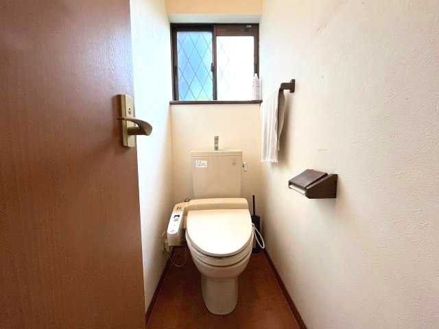 泉南郡熊取町つばさが丘西2丁目　中古戸建のトイレ|【1階トイレ】
節水型でエコなトイレには今では当たり前のウォシュレット付き。