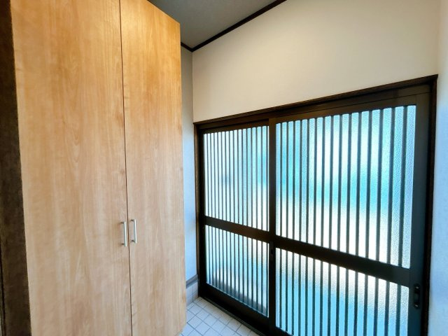 北見市東陵町１３２番地２８　平家建中古売家の玄関|【リフォーム済】玄関ホール写真です。こちらは下駄箱を新品に交換致しました。壁、天井のクロスも貼替を致しました。玄関ドアは鍵交換をしております。