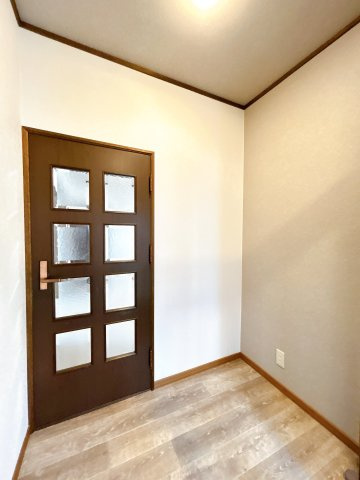 北見市東陵町１３２番地２８　平家建中古売家の玄関|【リフォーム済】廊下写真です。ドアは現状ですがクリーニング加工済みです。床はクッションフロア上張り、壁、天井もクロスの貼替を行いました。