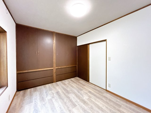 北見市東陵町１３２番地２８　平家建中古売家の洋室|【リフォーム済】北東側6帖洋室写真です。クッションフロアを貼り、壁、天井のクロスも貼替を行いました。