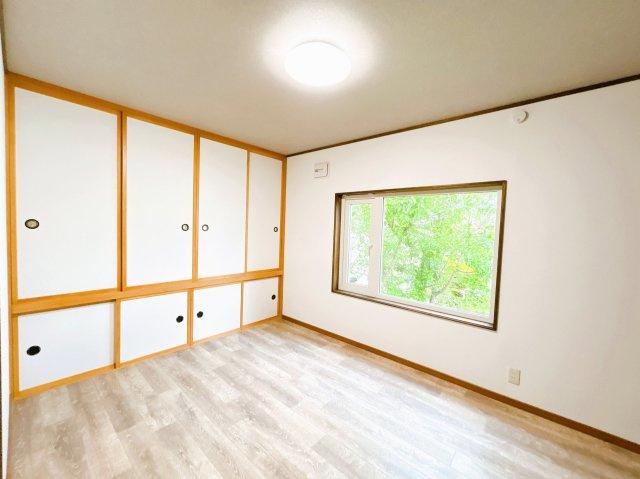 北見市東陵町１３２番地２８　平家建中古売家の洋室|【リフォーム済】南側6帖洋室写真です。クッションフロアを貼り、壁、天井のクロスも貼替を行いました。