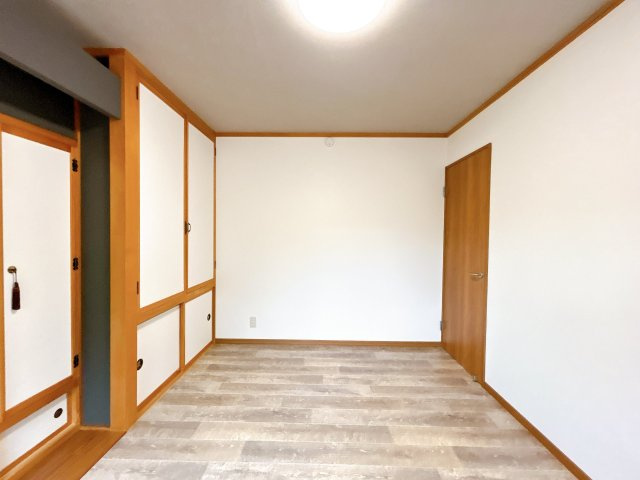 北見市東陵町１３２番地２８　平家建中古売家|【リフォーム済】リビング横の西側6帖洋室写真です。クッションフロアを貼り、壁、天井のクロスも貼替を行いました。