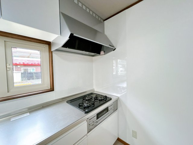 北見市東陵町１３２番地２８　平家建中古売家のキッチン|【リフォーム済】キッチン別アングルです。