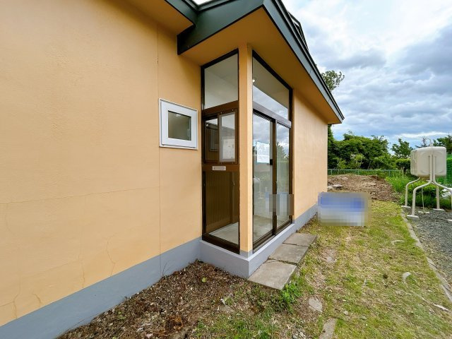 北見市東陵町１３２番地２８　平家建中古売家の玄関|【リフォーム済】風除室写真です。クリーニング致しました。風除室は冬季期間の雪の吹き溜まりなどを防いでくれますので安心ですね。