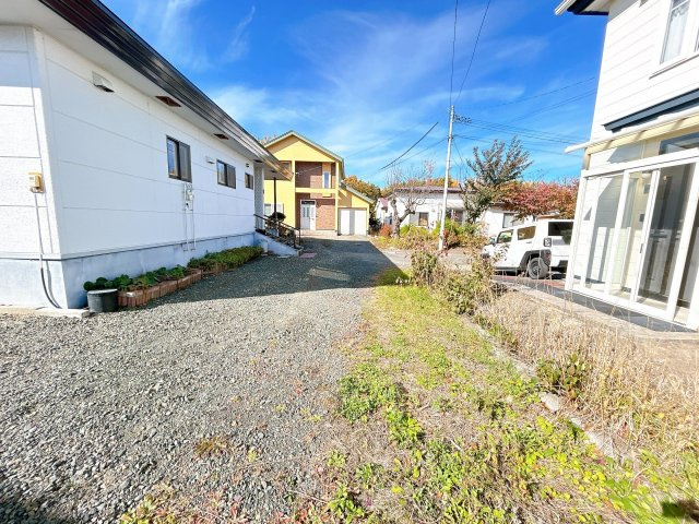 北見市東陵町１３２番地２８　平家建中古売家の駐車場|【リフォーム済】住宅側からの駐車場写真です。入口はW3mですが、住宅横に縦列で駐車できます。