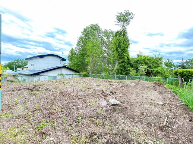 北見市東陵町１３２番地２８　平家建中古売家の庭|【リフォーム済】おうちの横には大きなお庭があります。庭木は撤去致しました。