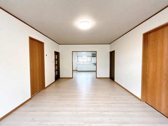 北見市東陵町１３２番地２８　平家建中古売家の居間・リビング|【リフォーム済】リビング別アングルです。