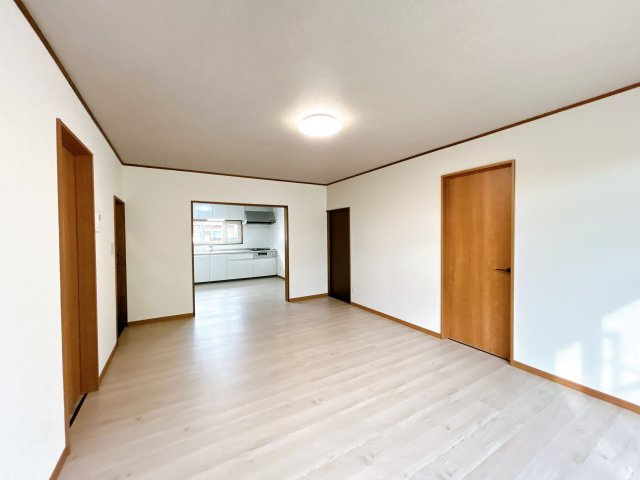 北見市東陵町１３２番地２８　平家建中古売家の居間・リビング|【リフォーム済】リビング別アングル写真です。平家は長年住んでも負担が少ないので、幅広い世代に人気です。リビングでご家族団らんの時間をお過ごしください。