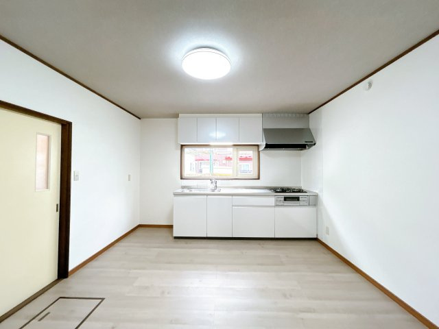 北見市東陵町１３２番地２８　平家建中古売家のキッチン|【リフォーム済】キッチンはLIXIL製のI型のW2550サイズに新品交換致しました。新しいキッチンで新生活の料理など楽しめそうですね。