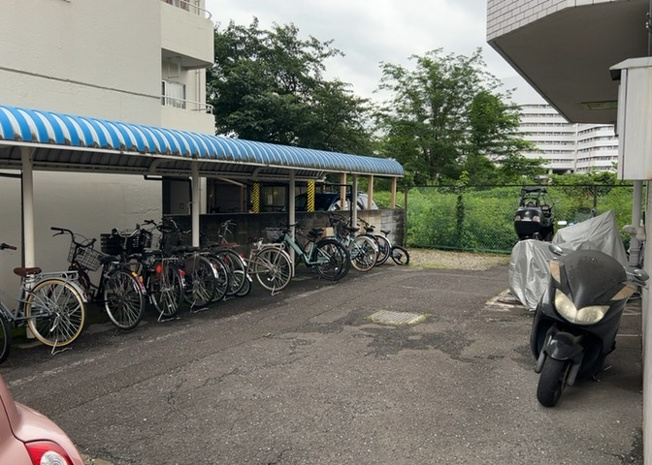 【中庭】 | エトワール明神町 | 中庭（パティオ）とは、一つの建築物の内部に設けられた、壁などで囲われている庭のことを指します。コの字型、ロの字型が主流ですが、L字型の中庭もあります。最近では、インテリア性の高さからも人気があります。