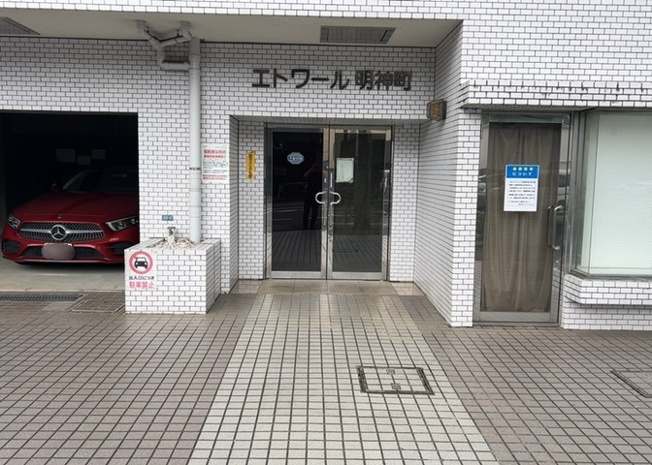 【エントランス】 | エトワール明神町 | マンションのエントランスには、もともと風よけや防犯の役割がありますが、マンションによって宅配ボックスなどの設備が備わっている所もあります。日々の生活をイメージしながら生活しやすさをチェックしましょう。