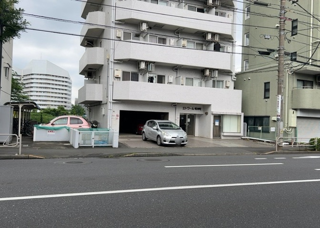 【外観】 | エトワール明神町 | 隣家の土地はどうなっているのか、生活利便施設が近くにあるのか、学校まで近いかなど、お客様のライフスタイルにあわせたイメージが重要です。また、近くにあると困る施設が近くにないかも確認するといいでしょう。