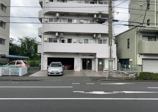 【現況写真】 | エトワール明神町 | 道幅が広い場所は日当たりや風通が良好です。幅が広いのですれ違いも可能ですし大きな車でも駐車可能！一方で、大型車が通ることも多くなるため交通量の増加により騒音に繋がります。また土地の値段が高くなります。
