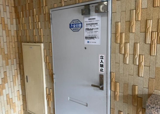 【玄関】 | エトワール明神町 | 玄関は家の顔でもあり、家族以外の目にも止まる場所です。玄関は外との間を仕切る扉、靴などをしまっておく収納スペース、靴脱ぎのたたきスペース、来客とのやり取りをするドアホンなど複数のアイテムからなります。
