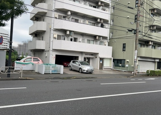 【外観】 | エトワール明神町 | 外観はマンション管理がされているかの目安になります。築年数が古いと、壁面は劣化してひび割れが生じることも！建物が古びていても細かいところが修繕されていると、きちんと管理されているなぁと感じるでしょう。