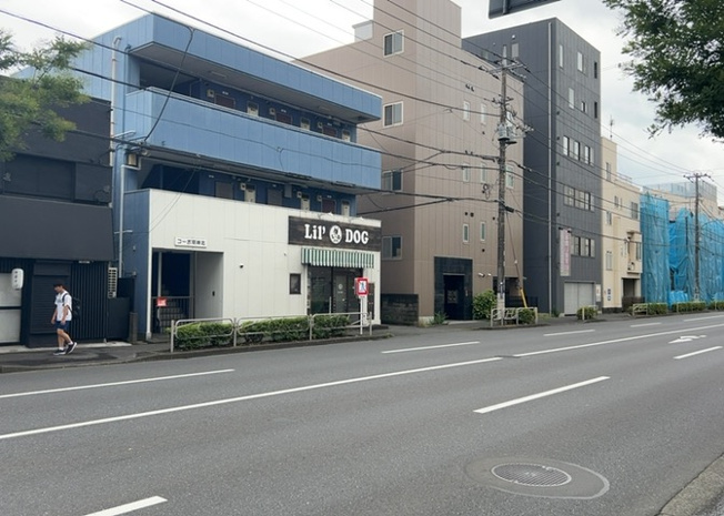 【展望】 | エトワール明神町 | 眺望の良さを楽しめるダイニングキッチンで家族団らんの時間を過ごしてはいかがでしょうか。バルコニーから見える景色を家族で眺める時間は、時間が経つのを忘れてしまいそうですね。是非、現地を見に行きましょう！