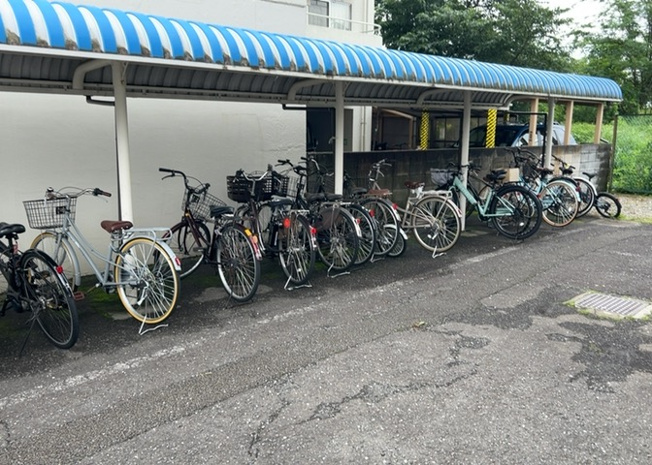 【駐車場】 | エトワール明神町 | 車一台あたりに必要なスペースは、標準サイズの普通自動車で横幅2m50cm、長さ5mは必要になります。ただし、乗降のことも考慮して横幅3m30cm、長さ5m50cmほどは確保できるところを選びましょう。