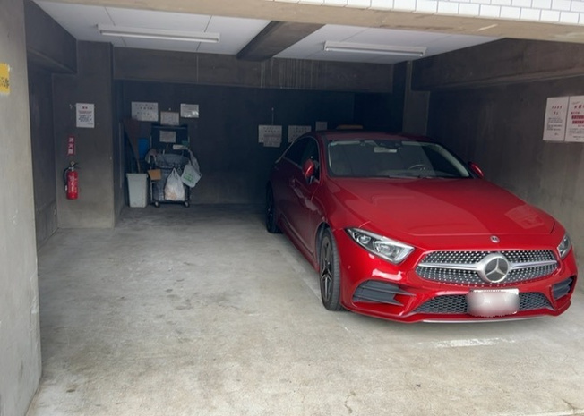 【駐車場】 | エトワール明神町 | 駐車場と明記されていても、最小スペースでつくられた駐車場だと大型車は駐車できなかったり、出入りしにくくなったりする可能性があります。お車のサイズと購入したい物件の駐車場のサイズを現地で確認しましょう。