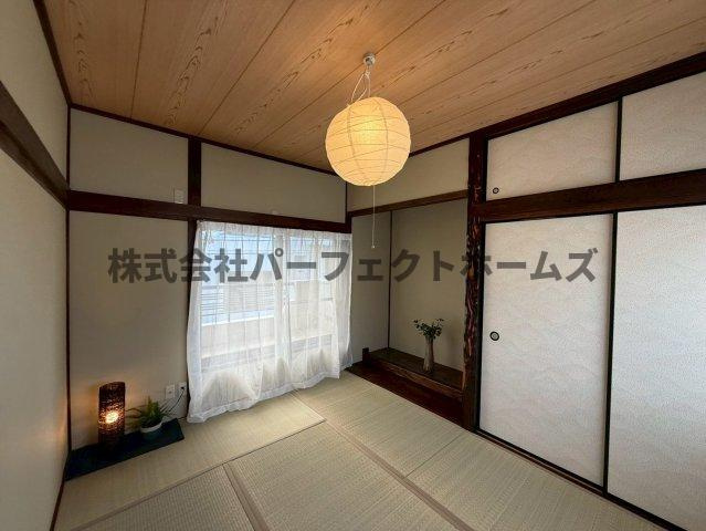 東倉治4丁目戸建　賃貸の和室|落ち着いた雰囲気の和室付きです